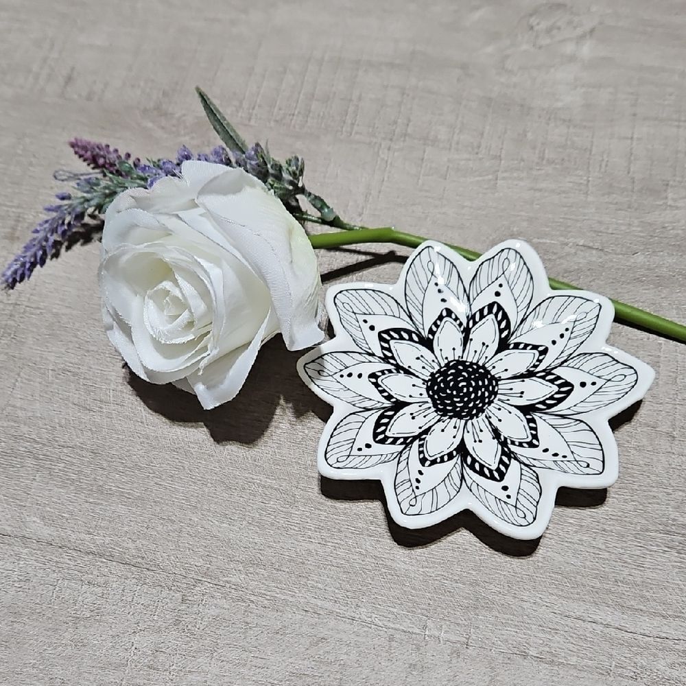 Floral 🎁 Black and White Ceramic Trinket Dish